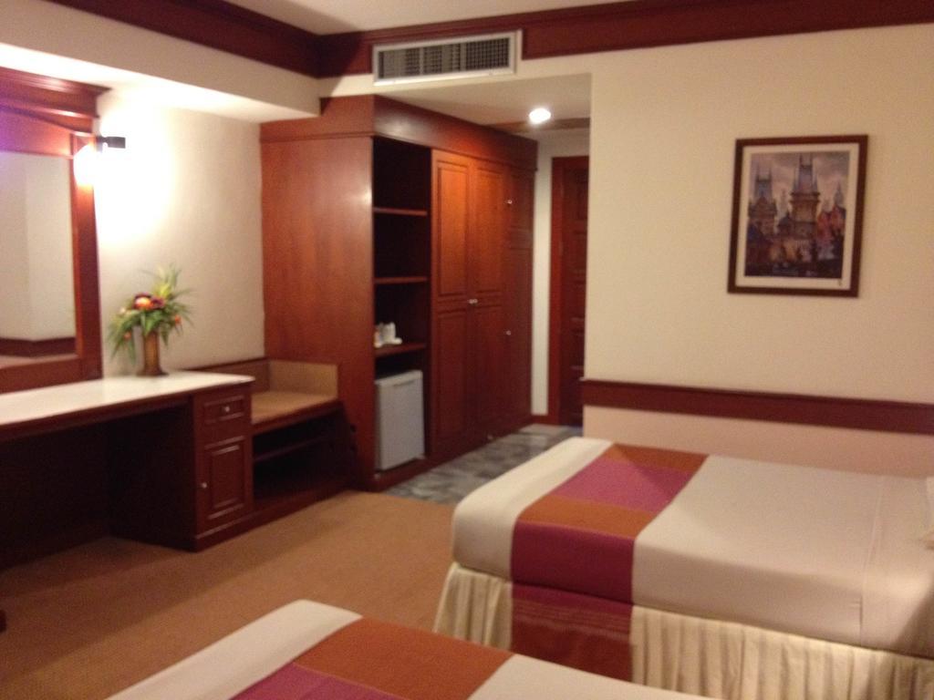 Raya Grand Hotel Nakhonratchasima Rum bild