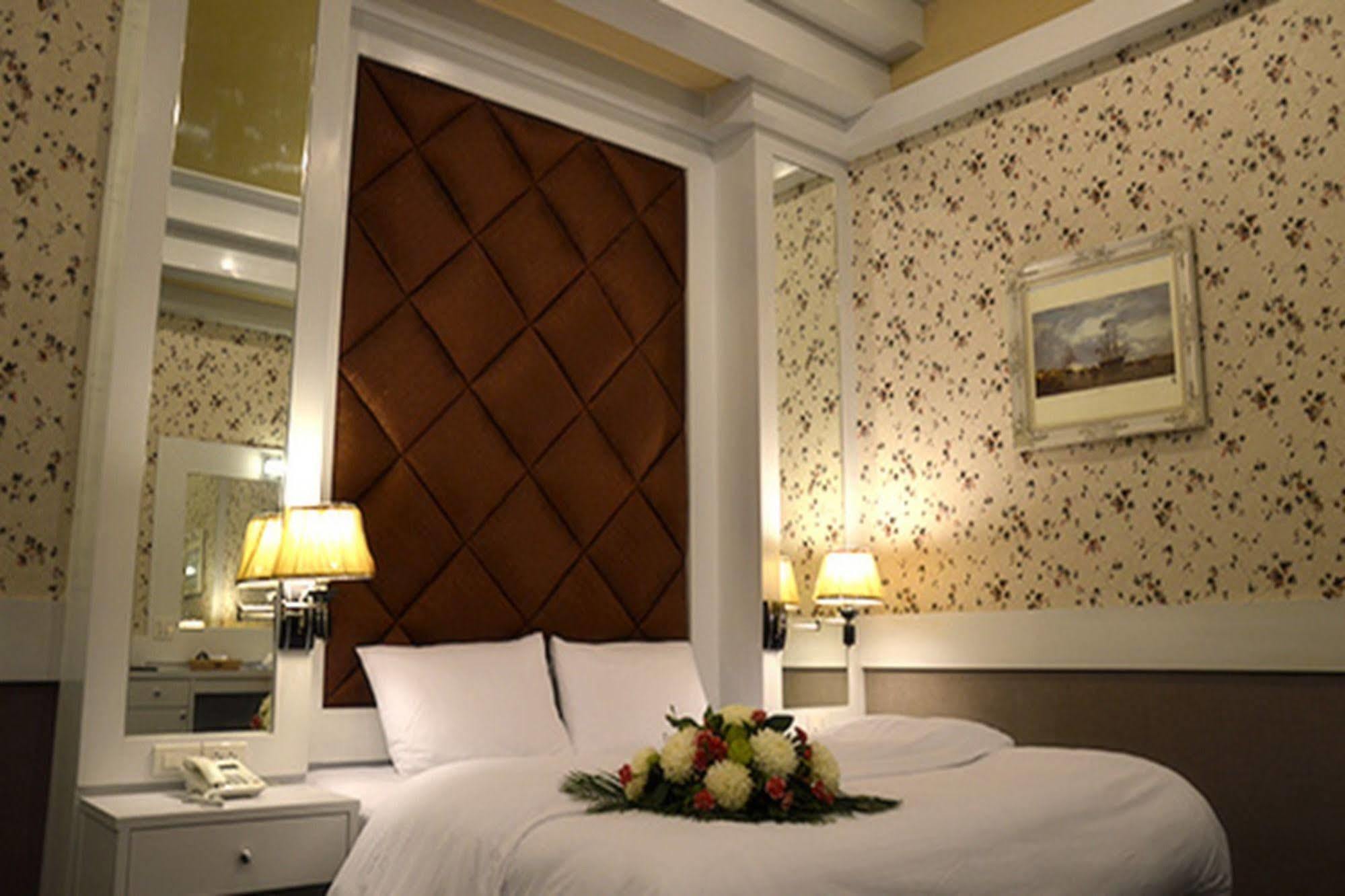 Raya Grand Hotel Nakhonratchasima Exteriör bild