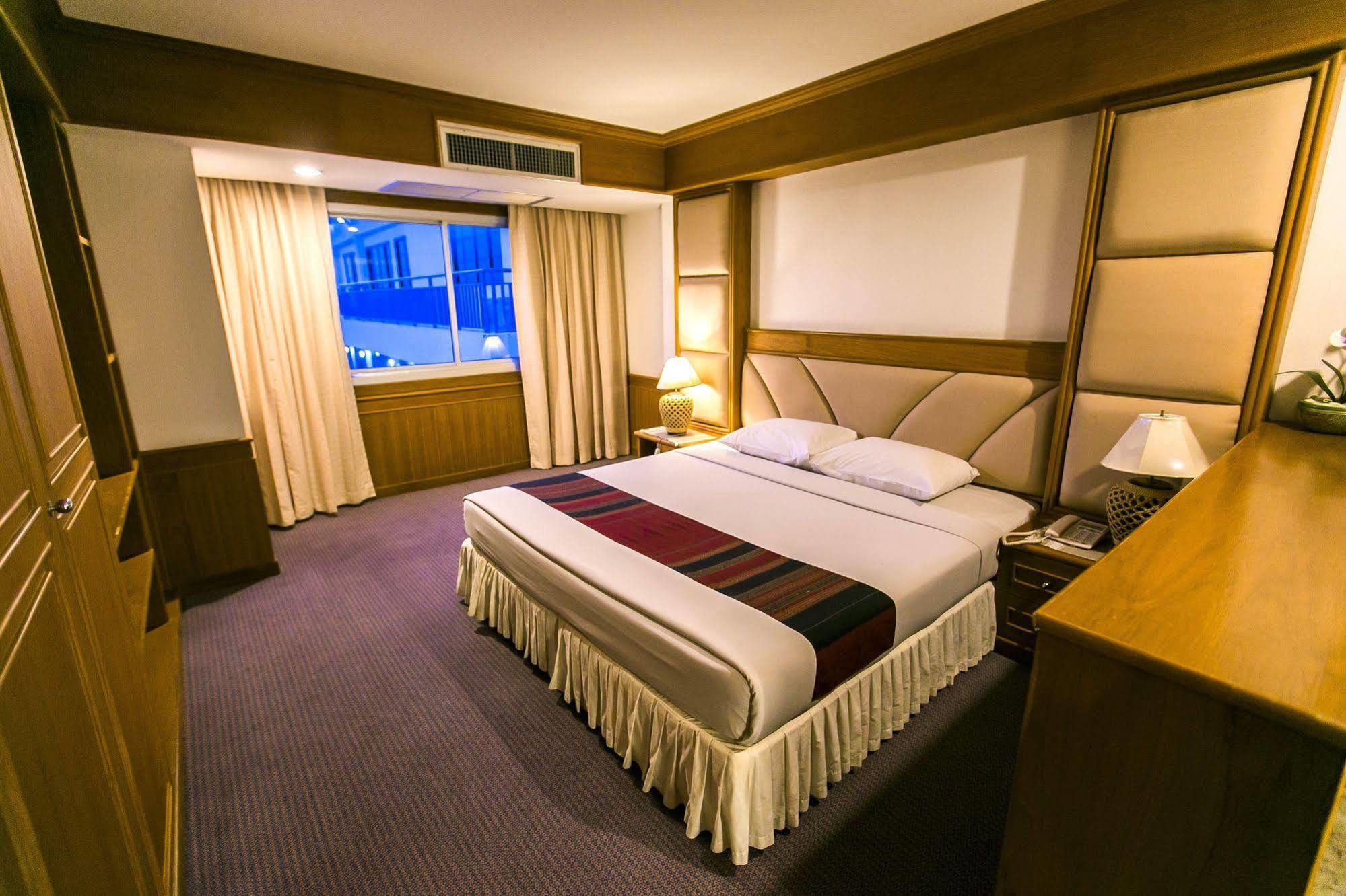 Raya Grand Hotel Nakhonratchasima Exteriör bild