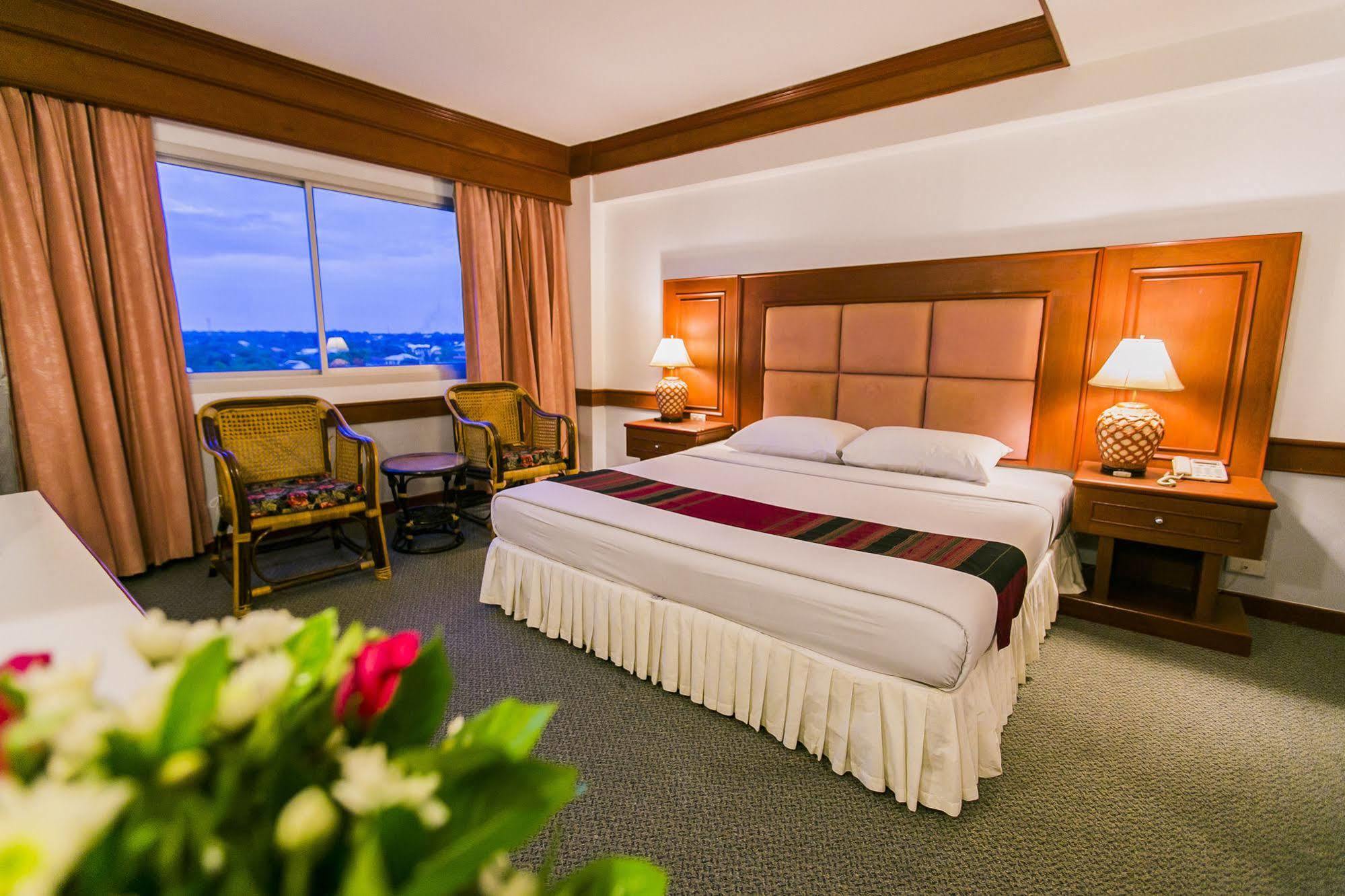 Raya Grand Hotel Nakhonratchasima Exteriör bild