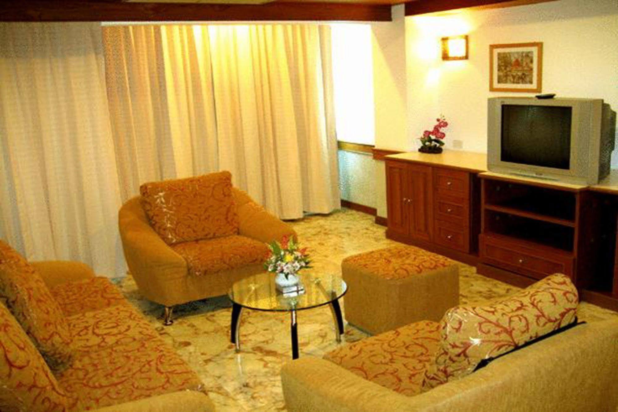 Raya Grand Hotel Nakhonratchasima Exteriör bild
